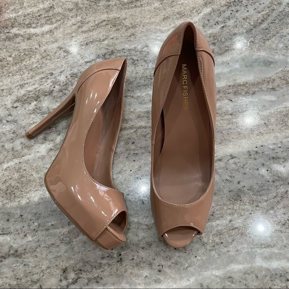 NWOT Marc Fisher Harpy Patent Nude Platforms Pumps Peep Toe Size 9.5